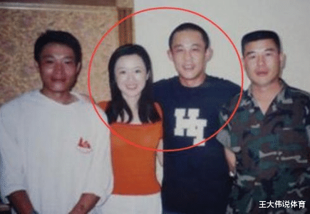 [侯勇]他是国家一级演员，连续“抛弃”两任妻子，今53岁高调娶90后少女！