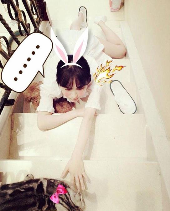 『地板』走进李菲儿住的豪宅,客厅杂物也太多了,跟个杂物房没区别