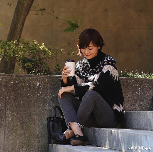 穿衣搭配|看过2位日本女人的时尚穿搭,发现50岁女性的穿衣智慧,值得上班族借鉴