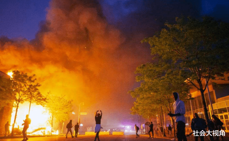 「美国」美国彻底变成“人间炼狱”，暴乱蔓延70座城市，奥巴马哭了：感到崩溃