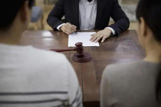 「」41岁保姆和雇主相爱，倒贴钱也要离婚！网友：两个原配有点冤