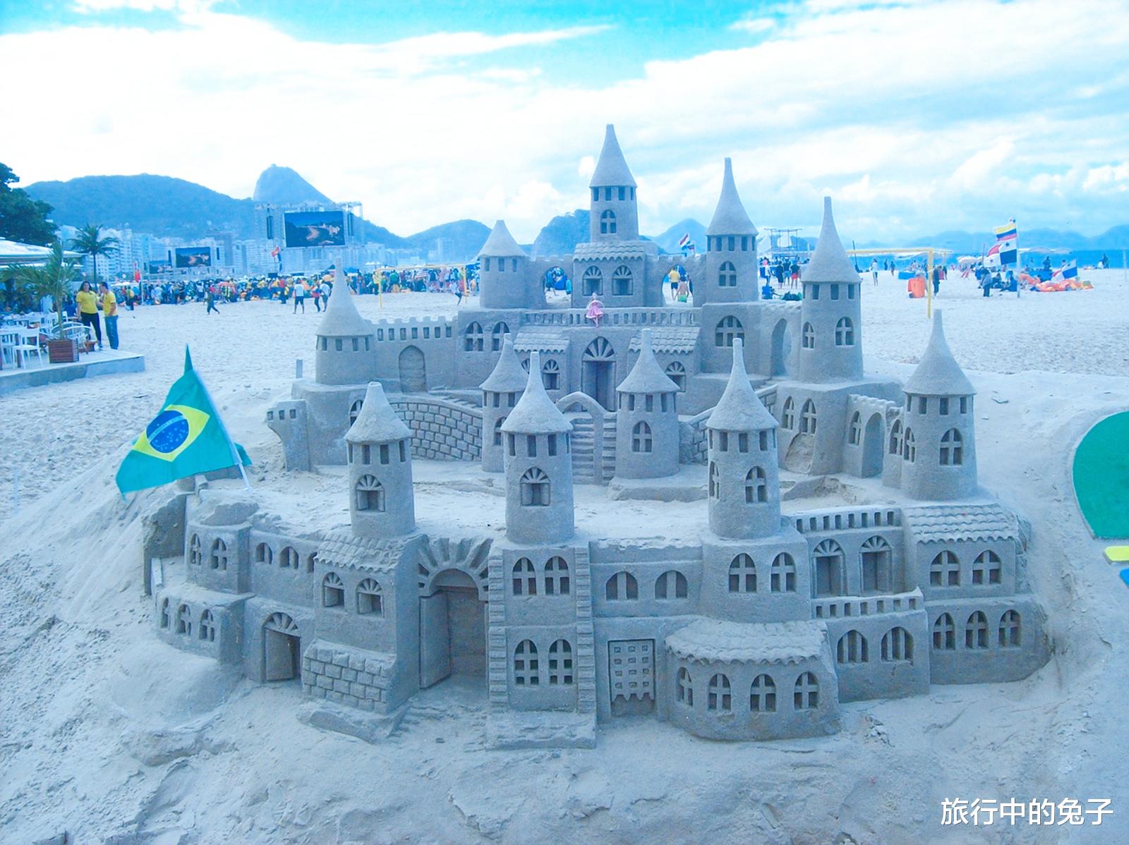 沙滩 仅有3平米领土的国王，靠和游客合影为生，仅能混个温饱