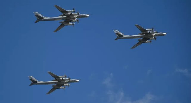 「轰炸机」对美强硬反击！多架核轰炸机突破F22拦截，在美国门口巡航11小时