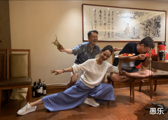 黄海波|黄磊海清为恩师庆八十大寿，谁注意黄海波站哪了？网友：娱乐圈真现实！
