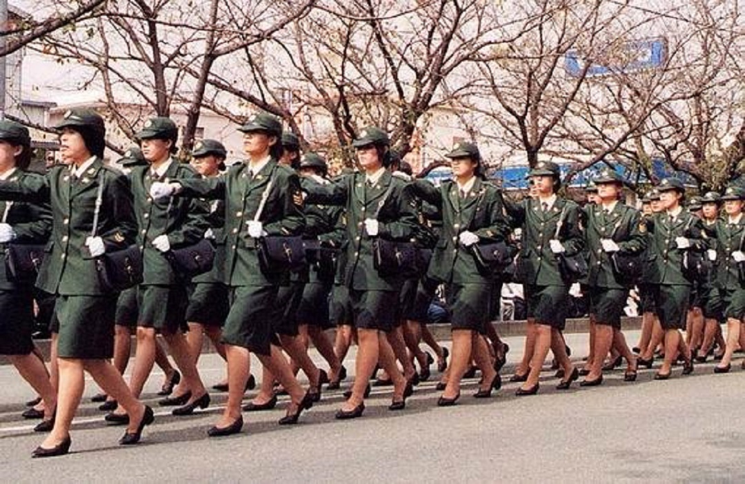 日本閱兵時，女兵總是挎著一個黑色皮包，裡面裝的是什麼？-圖8
