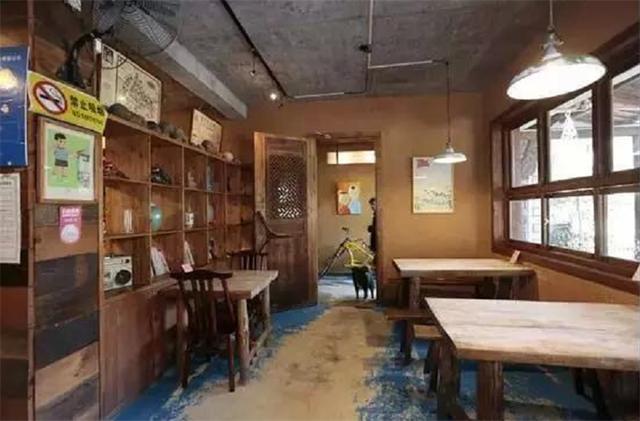 「」70后大叔用6年时间，建造400㎡院子，为追求原始房顶铺茅草