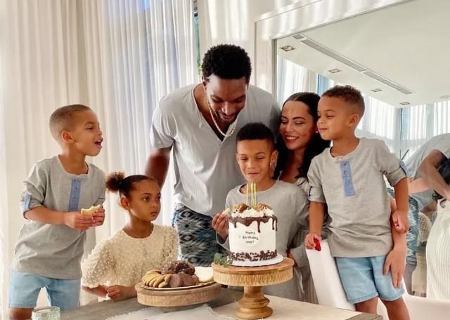 #克里斯·波什#NBA名宿波什晒全家福!1米6娇妻抢镜,7年生5子战斗力真强!