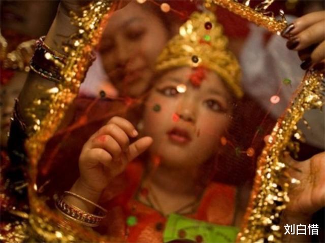 女孩|尼泊尔\活女神\：双脚不能触地，无完整童年，退休后月发3000卢比