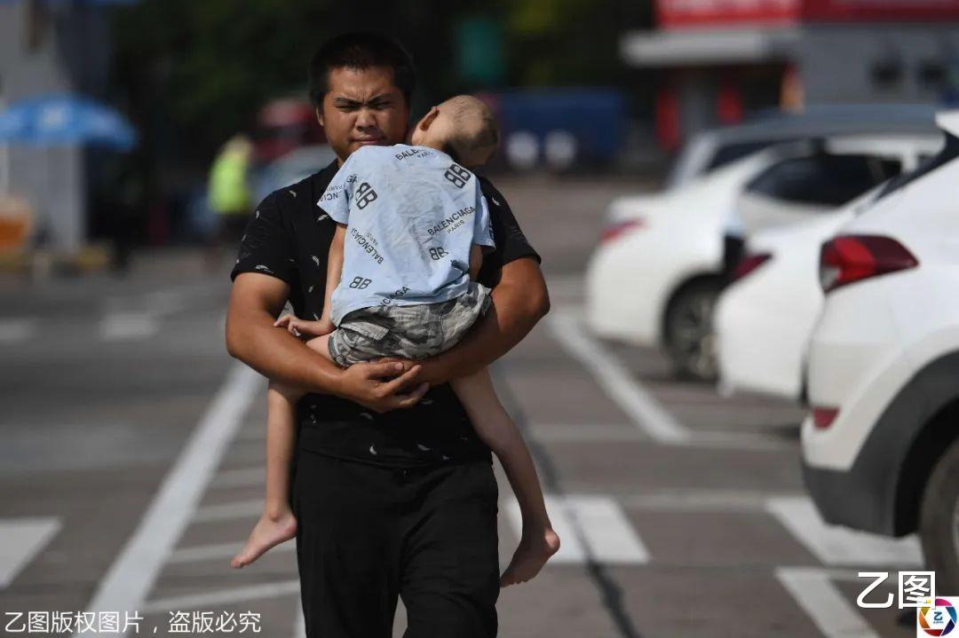 大v|大货车司机带儿子骨灰回家，称葬在爷爷奶奶身边，自己很放心