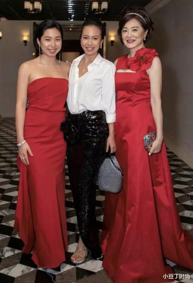 【林青霞】65岁林青霞太惊艳了，穿灰色连衣裙配短发亮相，气质高贵优雅