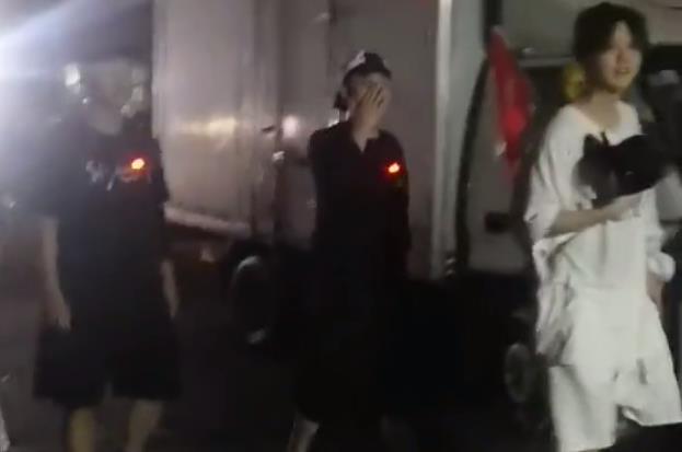 鹿晗|鹿晗黄渤路边吃夜市被偶遇，路人镜头下，他的素颜让人怀疑眼睛