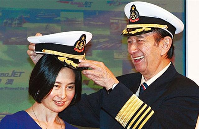 蓝琼缨▲蓝琼缨罕见现身送别夫婿，神情哀伤，膝下三位子女已尽掌家族企业