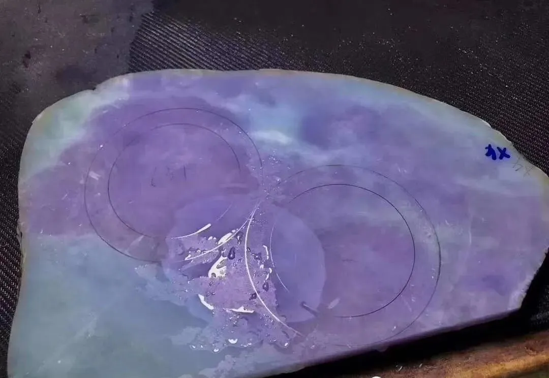 翡翠|一块满是裂痕的翡翠片料，会带来什么意外惊喜呢？