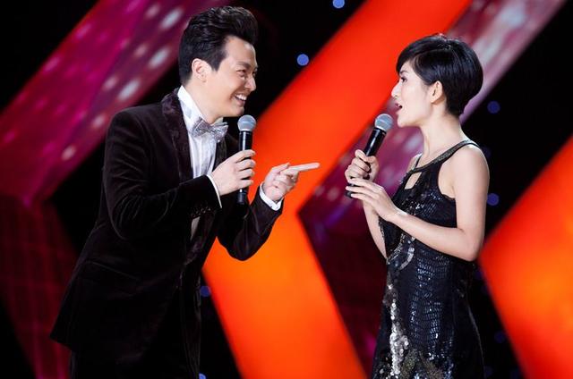 任鲁豫|他是著名“央视一哥”，娶身价上亿富婆妻子，儿子成他的骄傲