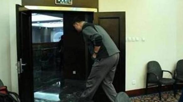 姚明■身高2.26的姚明生活中多不易？5张照片带你感受，最后1张让人心疼