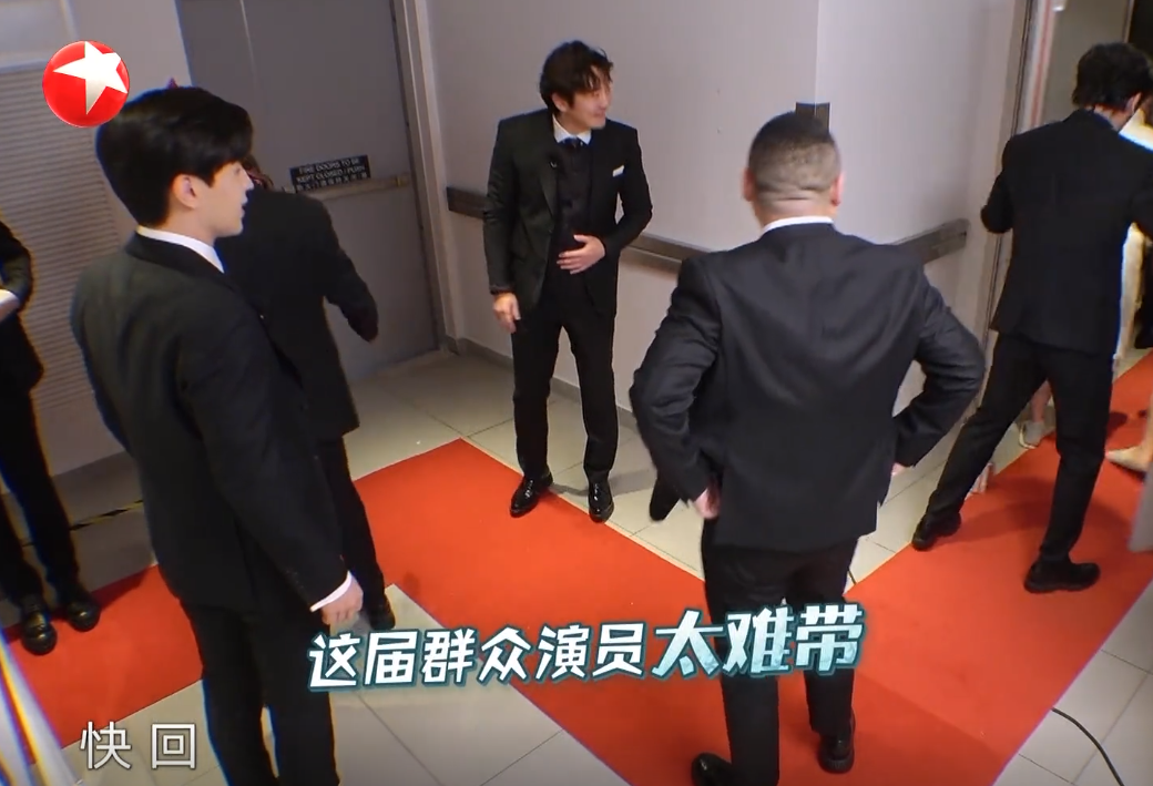 【男团】《极限挑战》黑暗30秒：群演和极限男团四目相对，都不知道该干啥