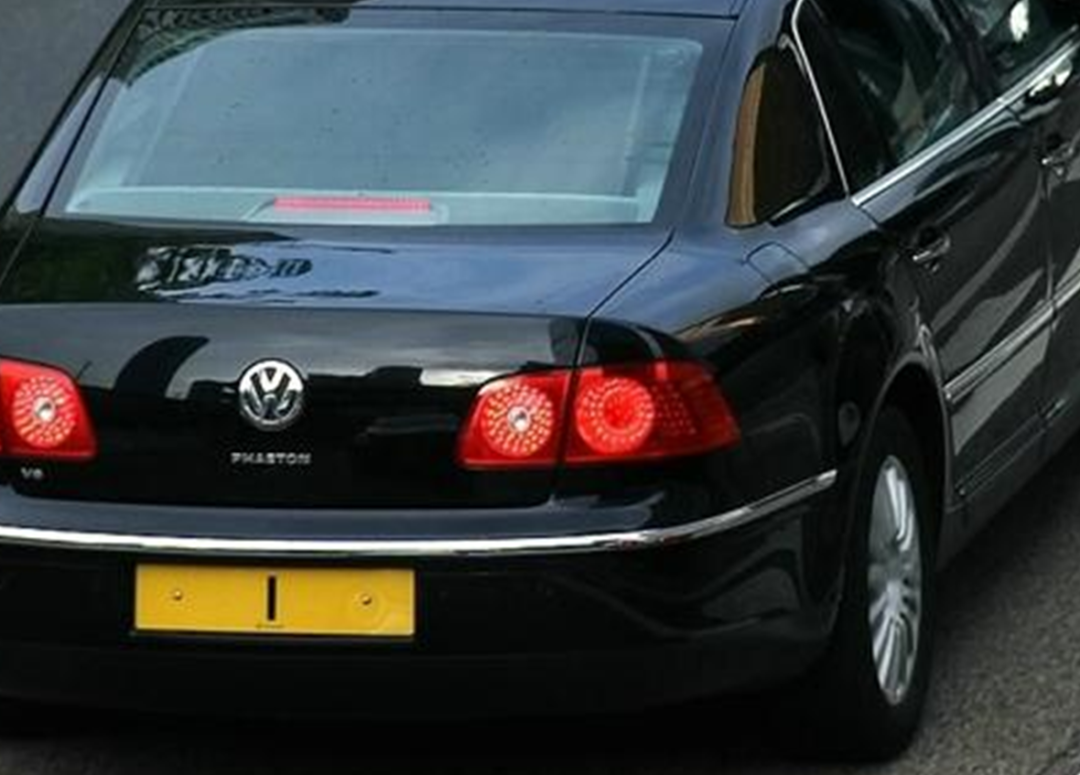 大众辉腾|香港现身挂“1”号车牌的帕萨特，网友：你家帕萨特270万吗？