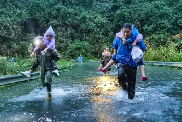 新安|刚刚，新安江水库开9孔泄洪！现场震撼！市防指最新提醒：增强安全意识，做好应急准备！