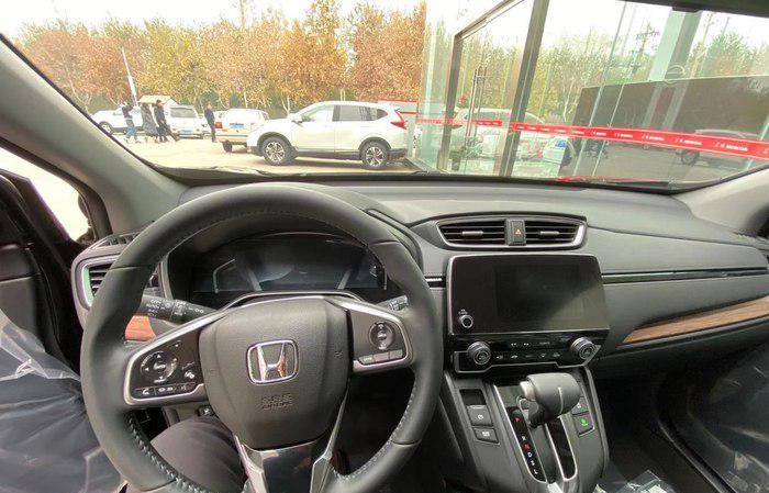 「本田CRV」先开本田CRV,再开表弟的红旗HS5,车主:对比后一目了然