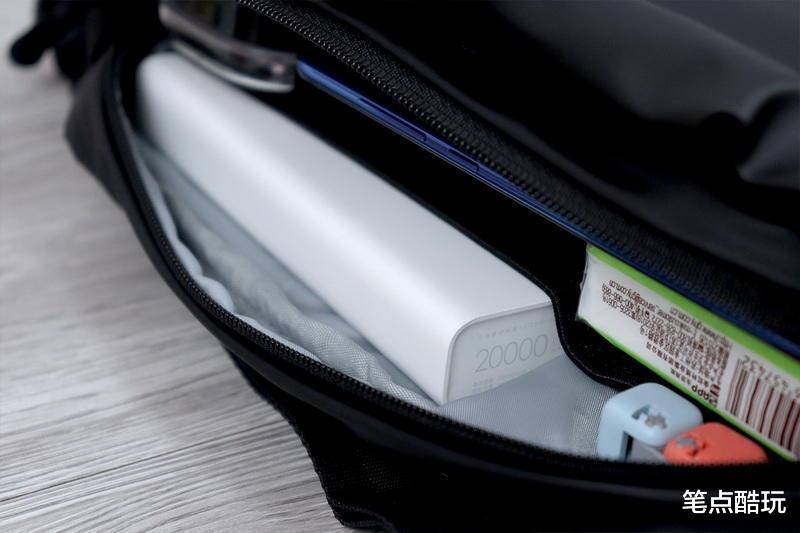 华策影视|包我满意:小米推出多功能运动休闲胸包,4空间3背法,水壶也能装