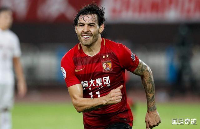 「广州恒大」高拉特王者归来！携恒大2小将造13分钟攻击波，助攻中国足球未来