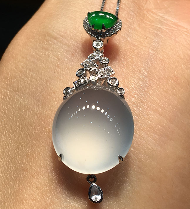 翡翠|为什么一颗小小的翡翠蛋面也能够值上百万的价格?