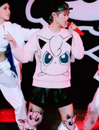 李宇春|李宇春带娃造型遭质疑，网友留言“身为一位母亲，求你别这样”