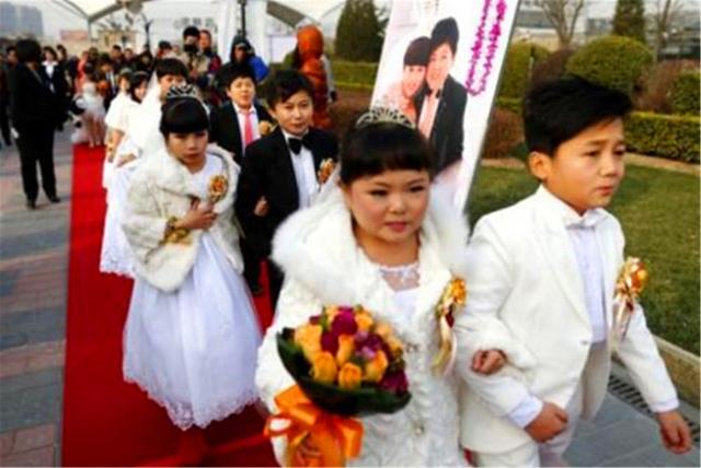 晓君侃史|当年身高90厘米袖珍女孩，不听医生劝阻生下一子，后来怎样了？