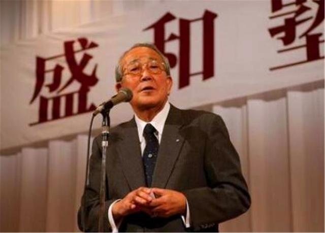晓君侃史|亿万富翁稻盛和夫65岁出家，化缘时遇女清洁工给钱花，顿悟后还俗