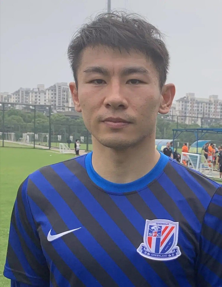 『上海申花』于汉超下家敲定,身穿申花球衣现身,飞翼+国脚中锋成秘密武器