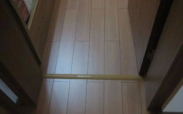 ▲铺木地板师傅说门下位置必须装扣条，但是真的很丑，你家会装吗？