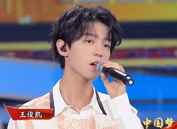 迪丽热巴|国庆晚会怼脸拍：唐嫣苹果肌抢镜，热巴脸变长，关晓彤状态最好