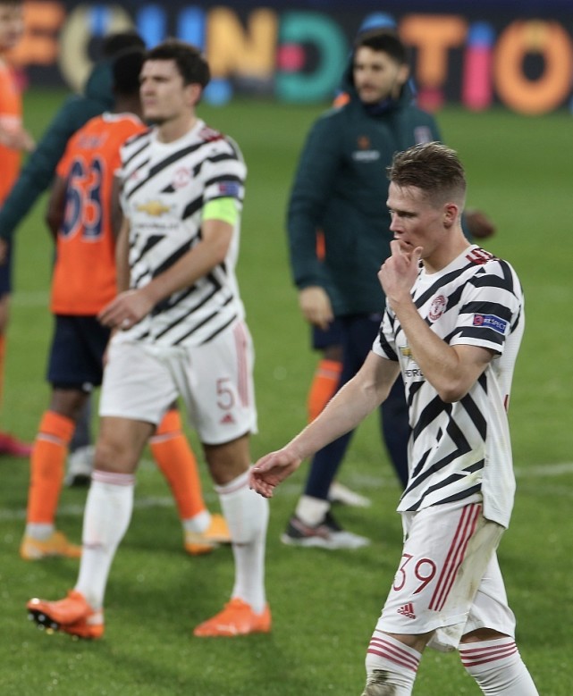 曼联|曼联欧冠荒唐一幕！比赛刚开始，10人全压过中线致丢球！索帅怒批众将