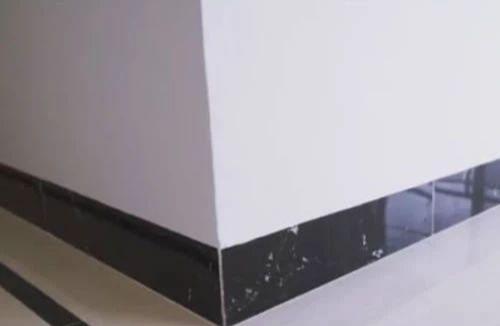 |邻居新房嵌入式踢脚线，好看易打理，我家踢脚线明装，丑到没人理