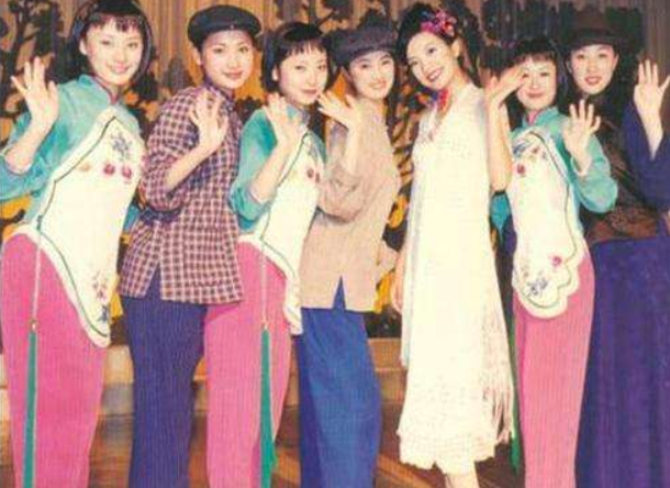 王祖贤|王祖贤30年前在故宫拍照，有谁注意到后面的群演，今成了当红女星