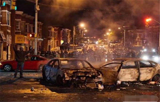 #美国#富豪公开叫板特朗普！14万亿赔偿一分不能少，美媒：比暴乱更可怕