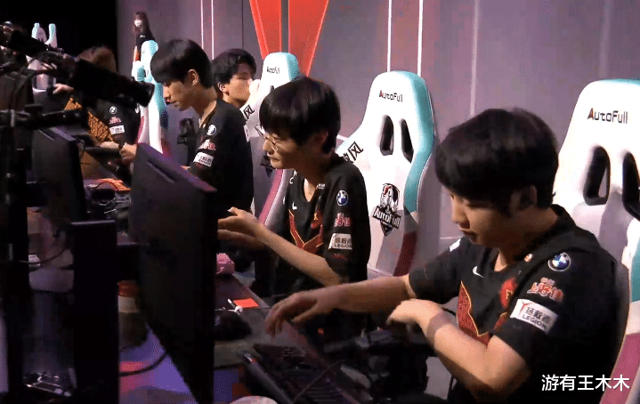 tes战队|奎因打鳄鱼不是有手就行？TES八连胜碾压FPX，Khan笑容彻底消失！