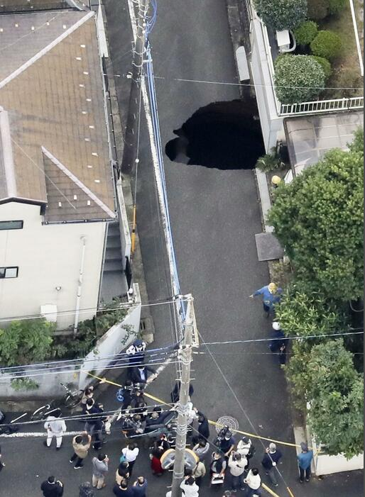 東京街頭突現5米深大洞 目擊者：一聲巨響後地面猛烈搖晃-圖2