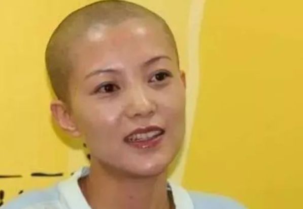 春晚▲她因春晚走红,与男友同居3年才发现是逃犯,悲痛欲绝皈依佛门