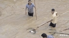 农村见闻|农村发大水后这样捕鱼，网友：想起小时候