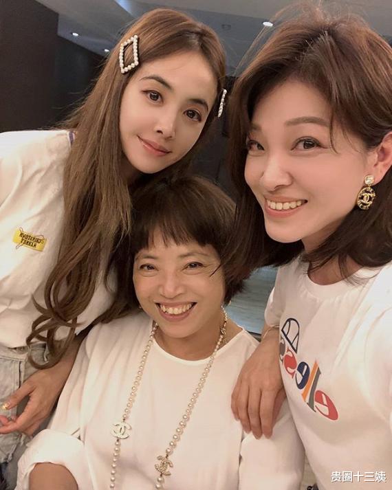 「蔡依林」蔡依林母亲节晒全家福，母女三人如姐妹花，天后及腰长发超惊艳