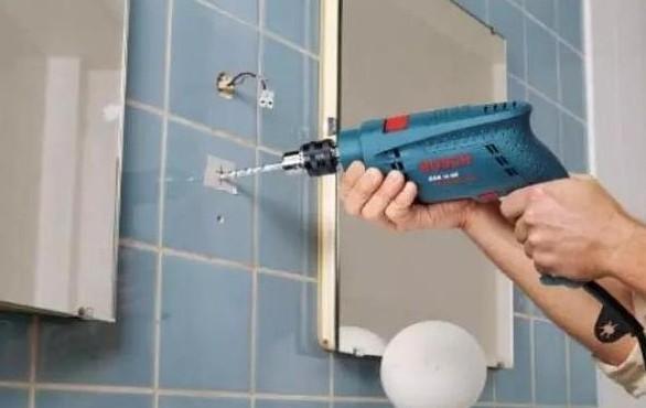 ▲瓷砖钻眼打孔容易碎怎么办？老师傅支你一招，别再吃亏上当了