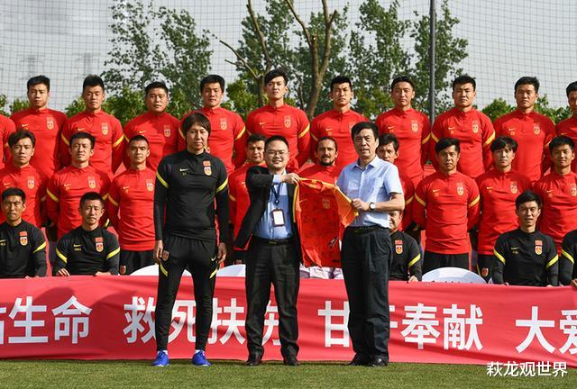【国足】李铁打造国足最强中卫组合！苏宁带刀中卫曾得罪郭领队 如今终于遇到伯乐