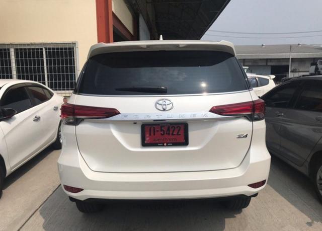 「奔跑者」丰田终于做出让步，全新“小霸道”直降7万，搭载2.7L+四驱！