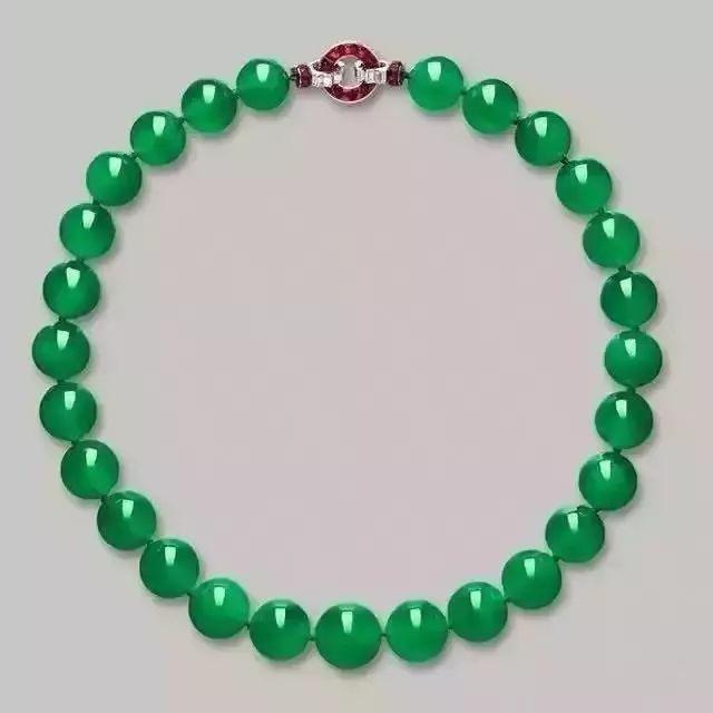 「赌王」有种壕叫赌王四太嫁女儿，穿金丝绣衣戴帝王级翡翠，风头盖过女儿