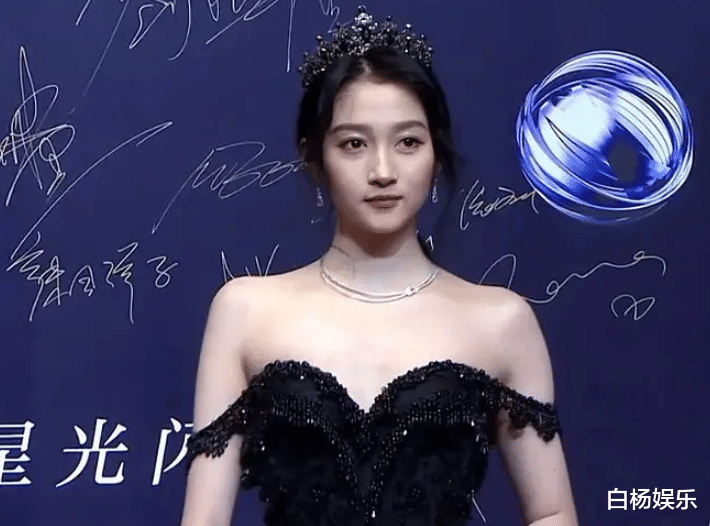 袁冰妍|“星动之夜”生图曝光：袁冰妍发际线感人，我却被戚薇雷到了