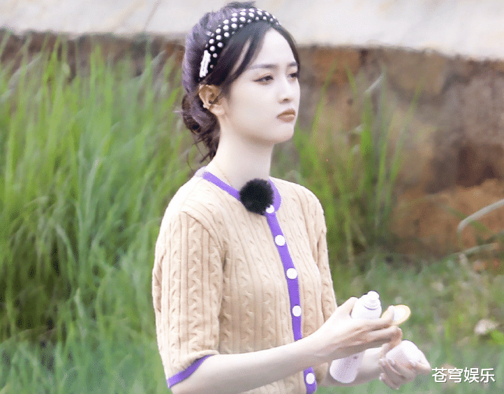 吴宣仪|吴宣仪录综艺被抓拍，扎高马尾成元气少女，我的眼睛离不开她的腿