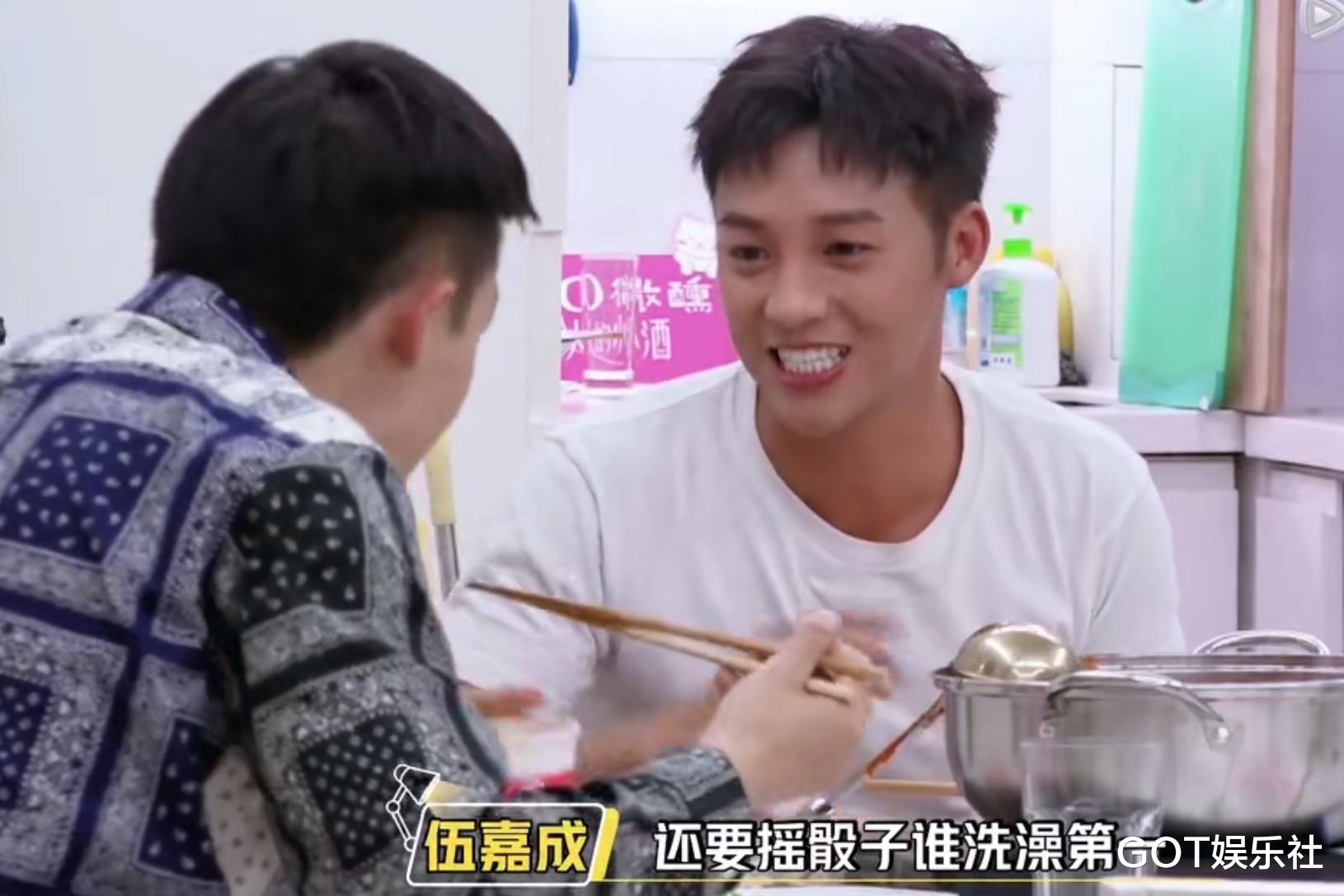 『肖战』伍嘉成曝X玖少年团出道后每月工资仅3000，肖战称那时是“苟活”