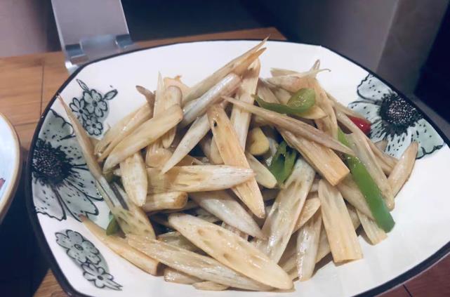 『青椒』碰到这菜买一捆，8块钱一斤，补血淡色斑，皱纹不见了，皮肤红润