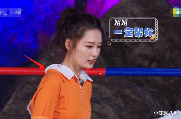 李沁|《奔跑吧》李沁嫌衣服领口太大,谁注意到她的救场方式?难怪会火